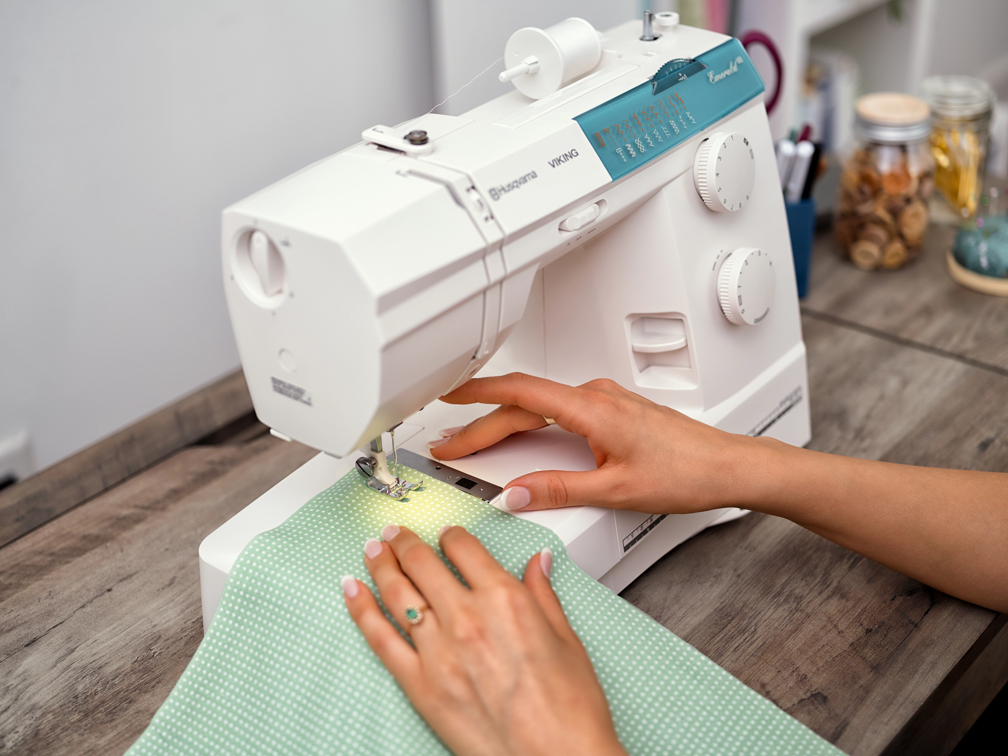 Husqvarna Viking Emerald 118 Sewing Machine