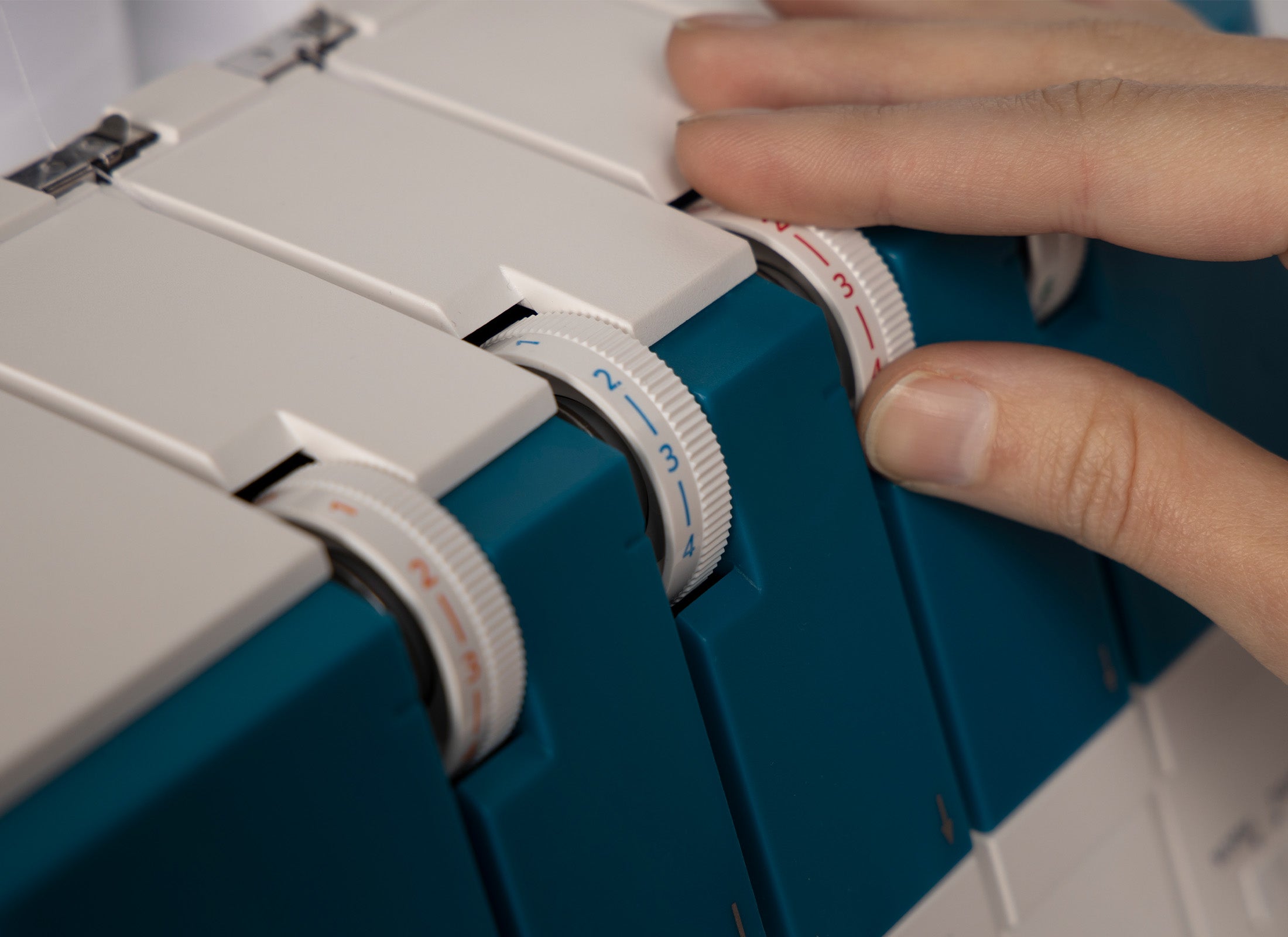 PFAFF admire air 5000 Air Threader OverLock Serger Machine with Holiday Gift Package