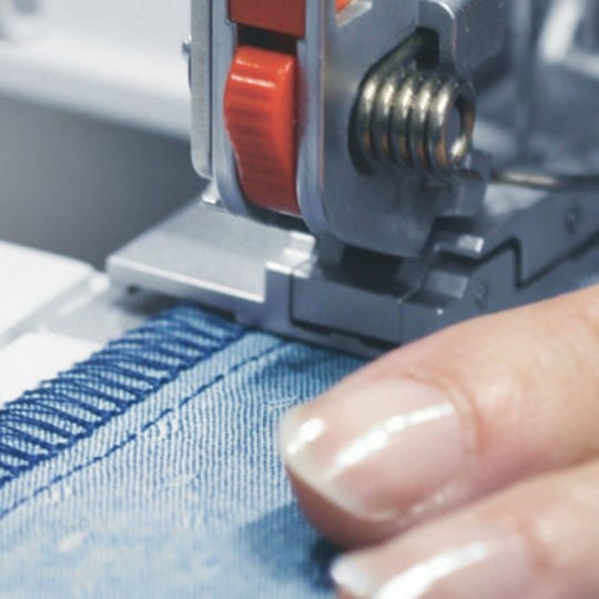 BERNINA L890 Air Threader Serger Machine