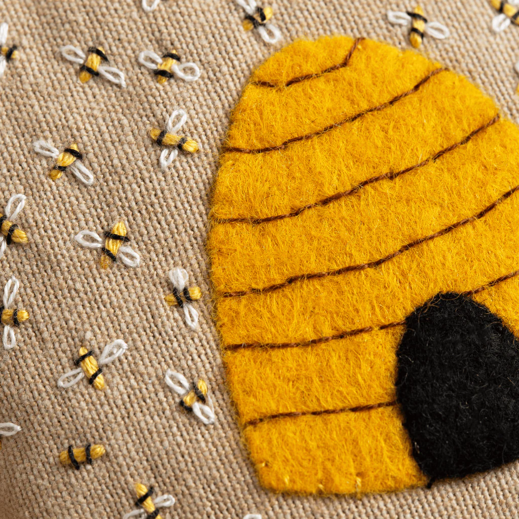 Corinne Lapierre Kit Bee Linen Lavender Bags Embroidery Kit LNBEE4L