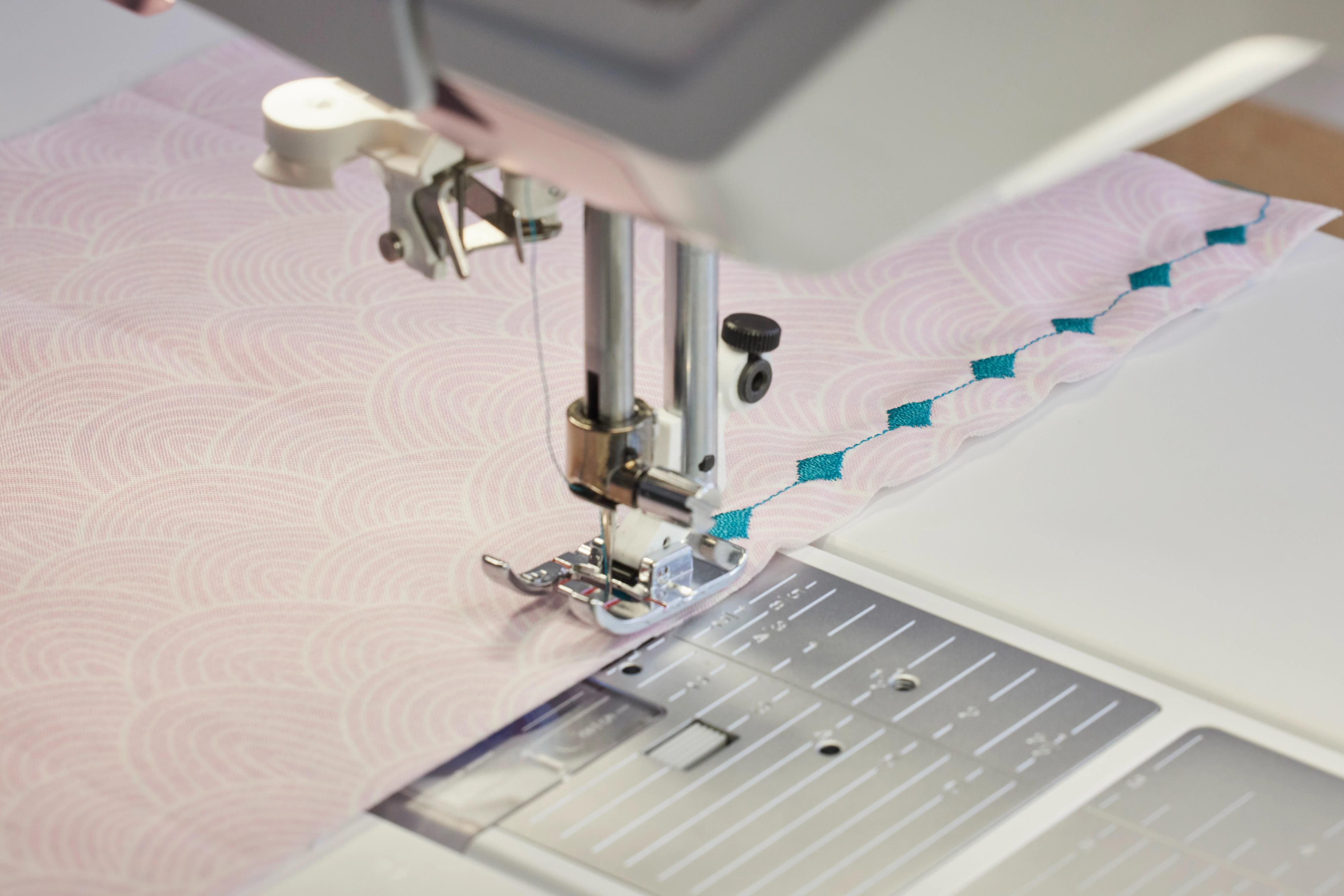 Husqvarna Viking Epic Quilt 97 Sewing Machine with Holiday Gift Package