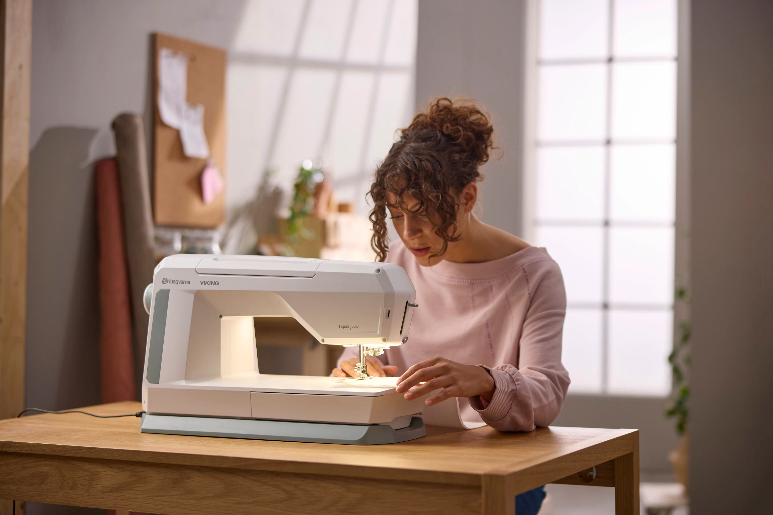 Husqvarna Viking Topaz 55Q Sewing Machine with Holiday Gift Package