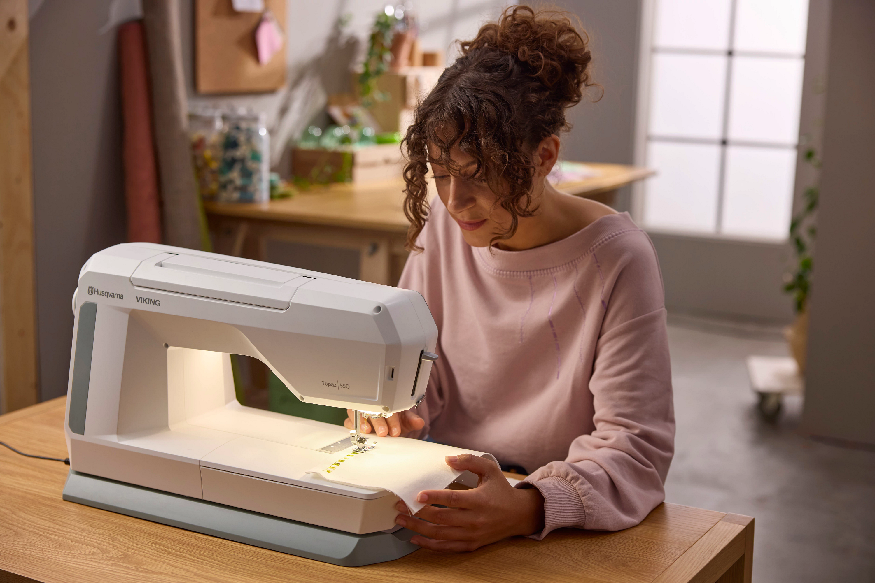 Husqvarna Viking Topaz 55Q Sewing Machine with Holiday Gift Package