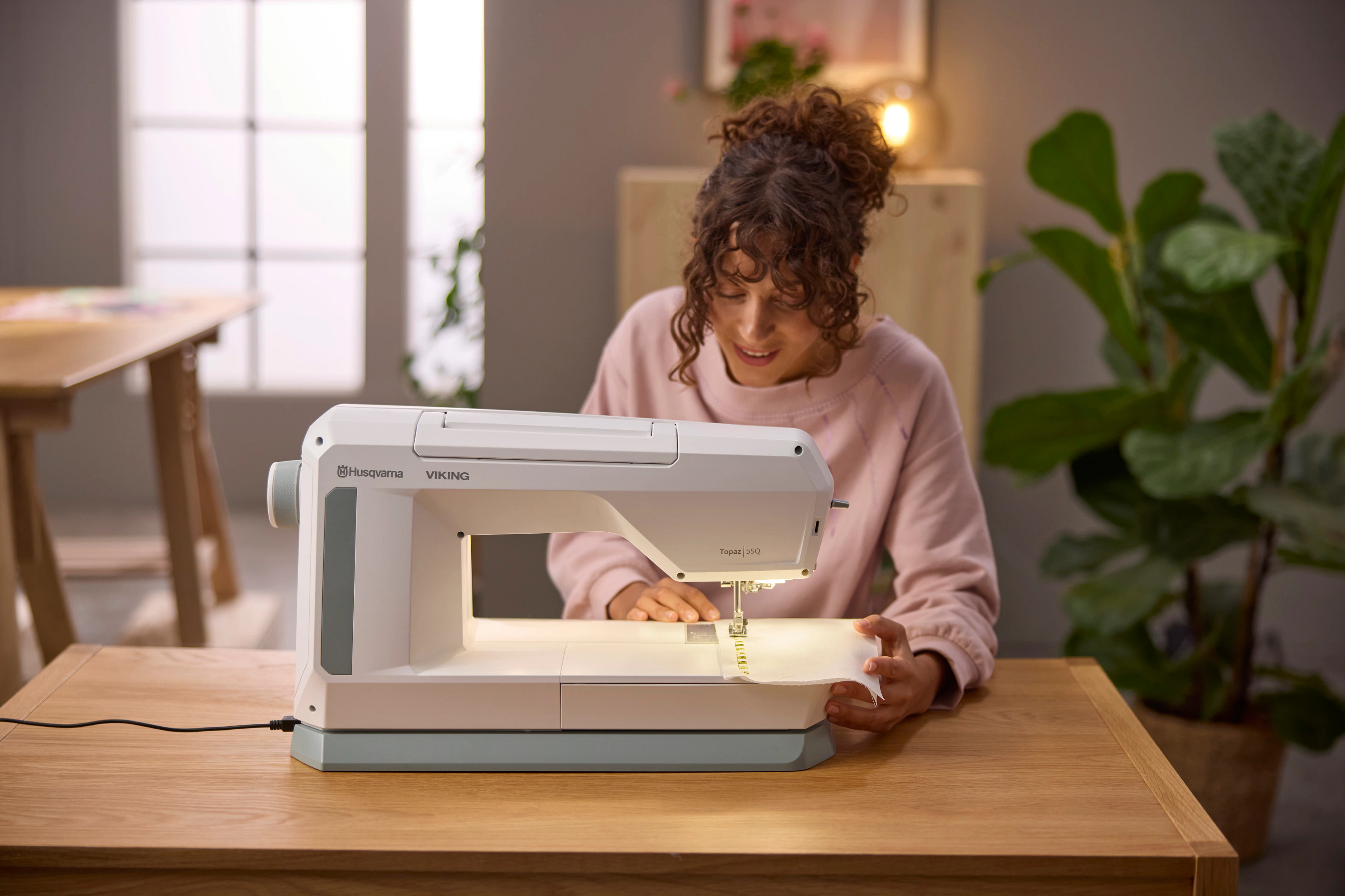 Husqvarna Viking Topaz 55Q Sewing Machine with Holiday Gift Package