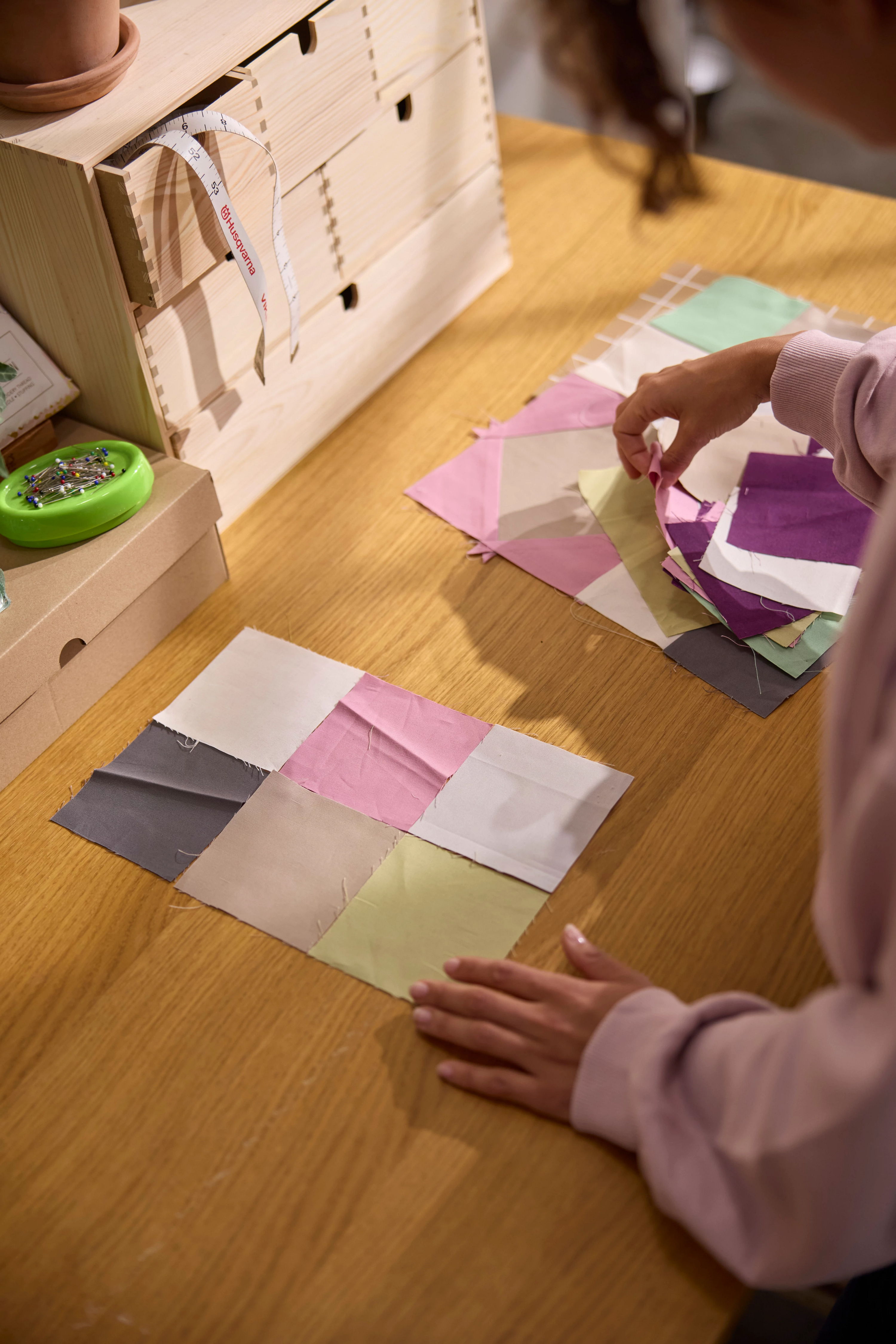 Husqvarna Viking Topaz 55Q Sewing Machine with Holiday Gift Package