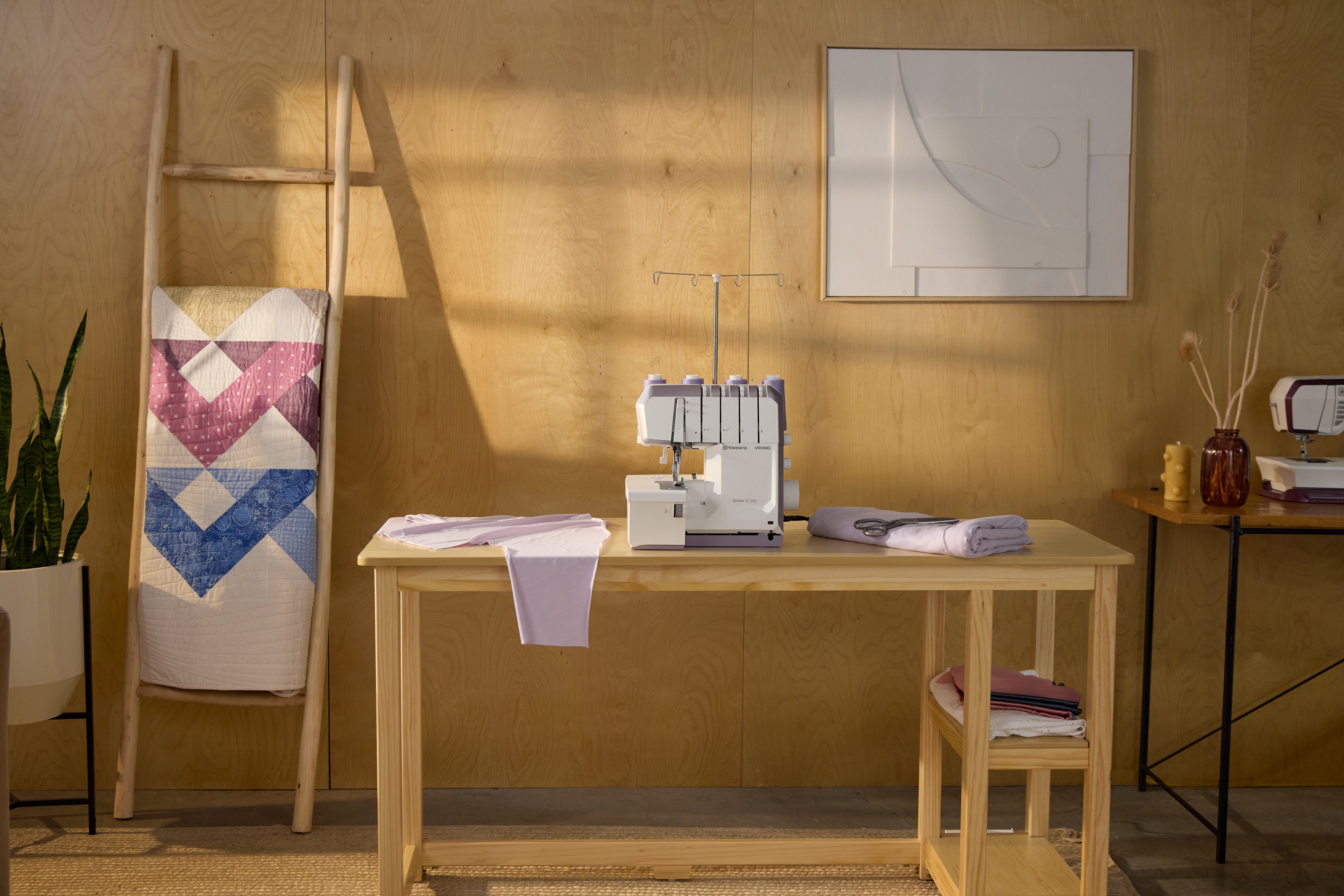 Husqvarna Viking Amber S|300 OverLock Serger Machine