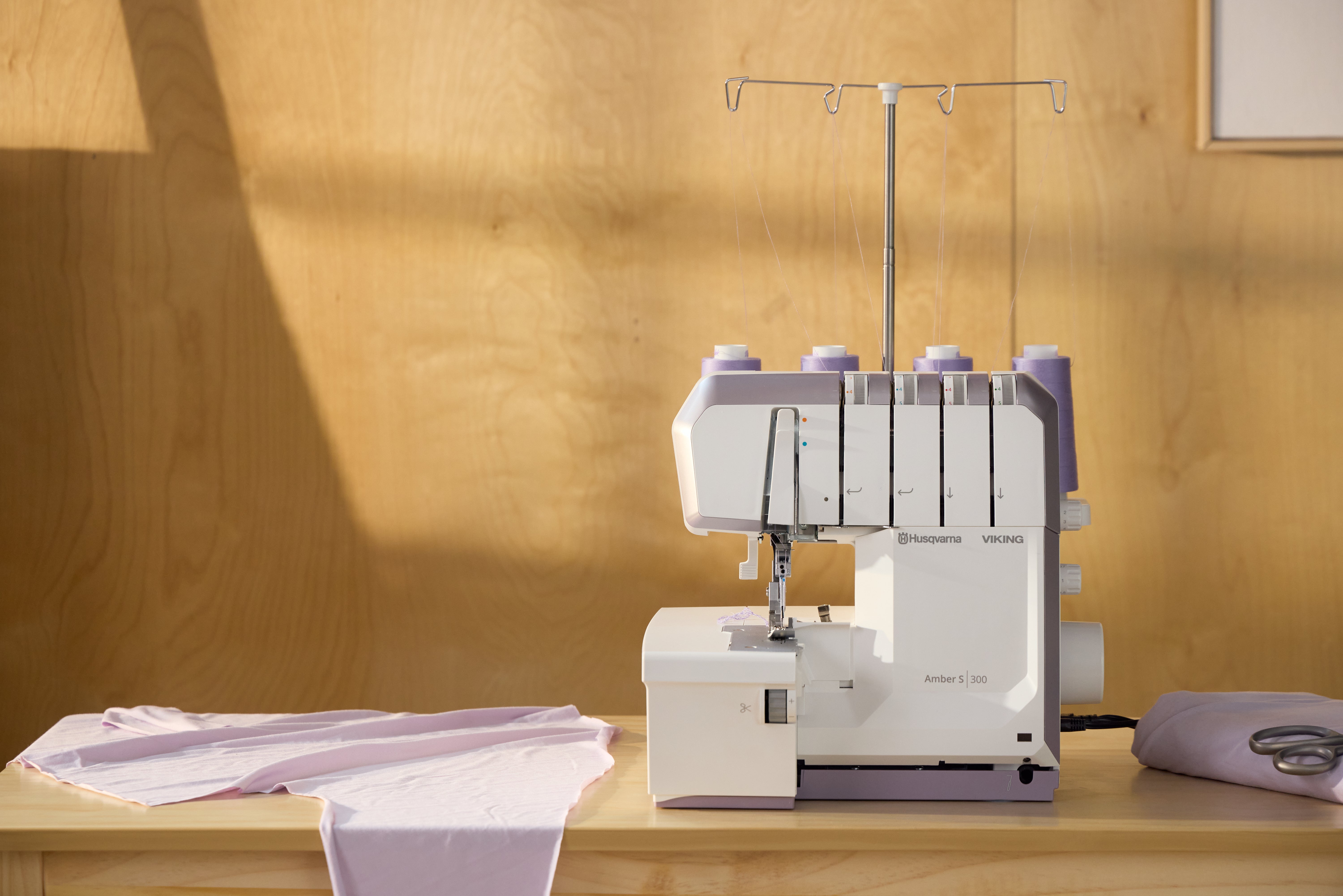 Husqvarna Viking Amber S|300 OverLock Serger Machine
