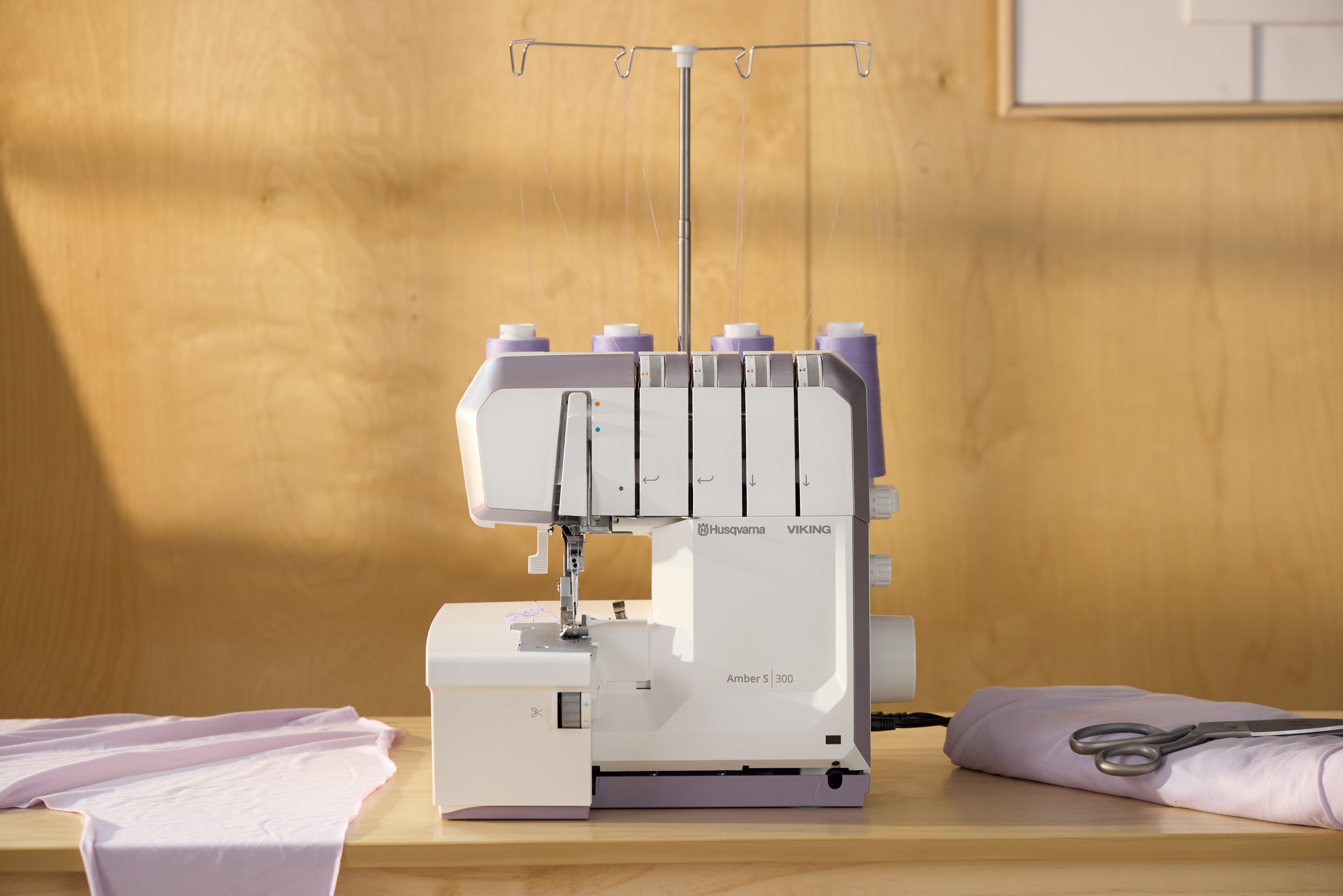 Husqvarna Viking Amber S|300 OverLock Serger Machine