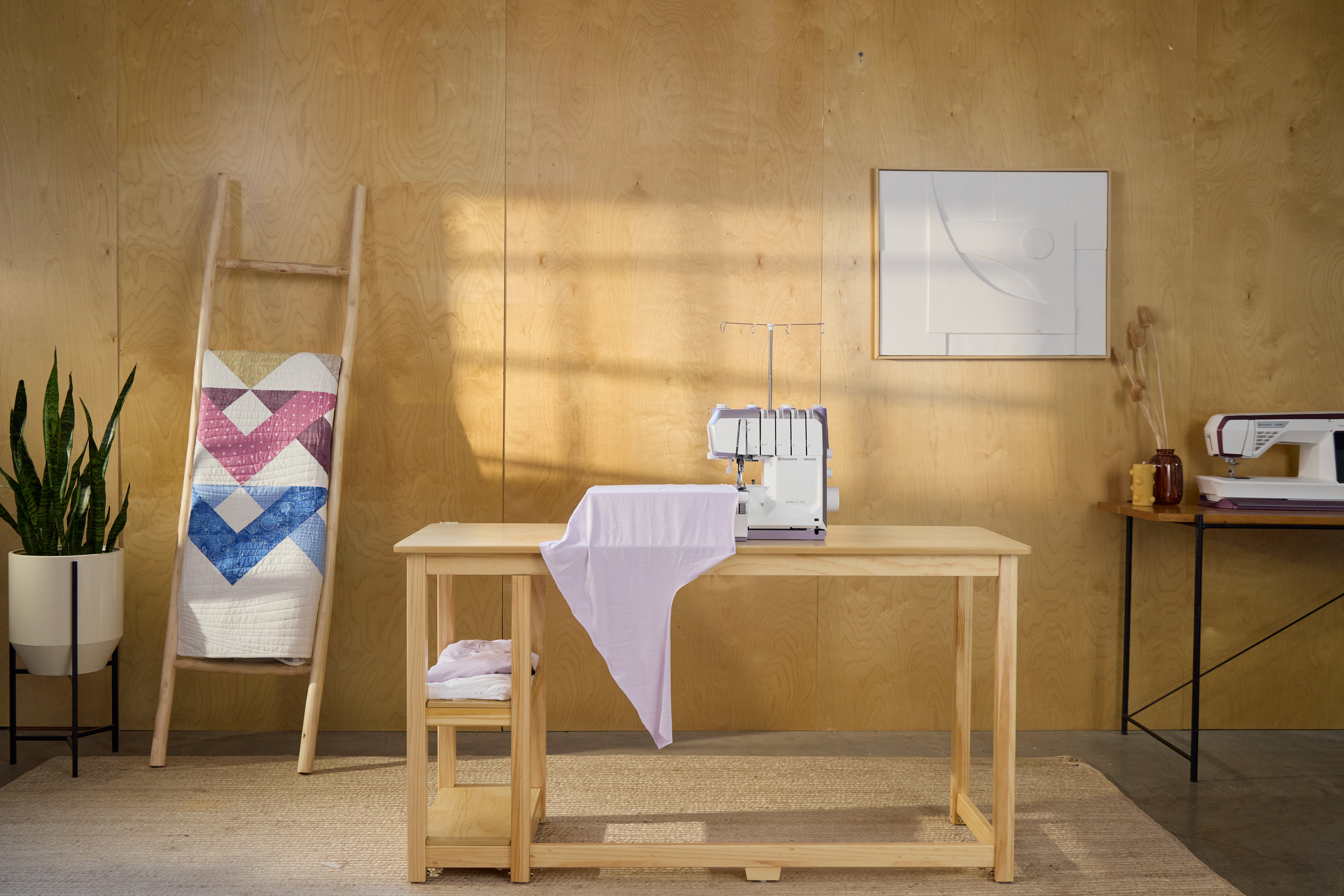 Husqvarna Viking Amber S|300 OverLock Serger Machine