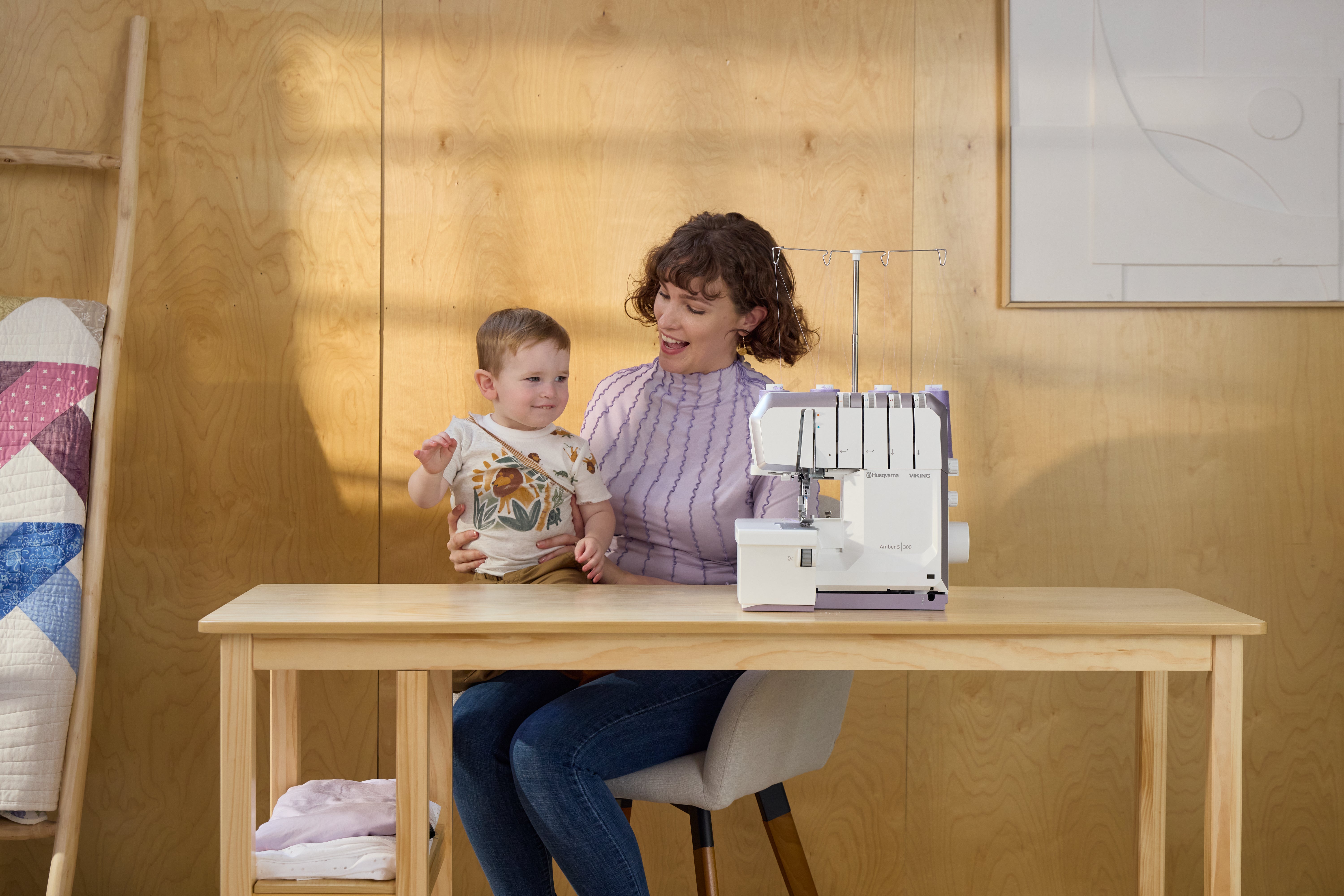 Husqvarna Viking Amber S|300 OverLock Serger Machine