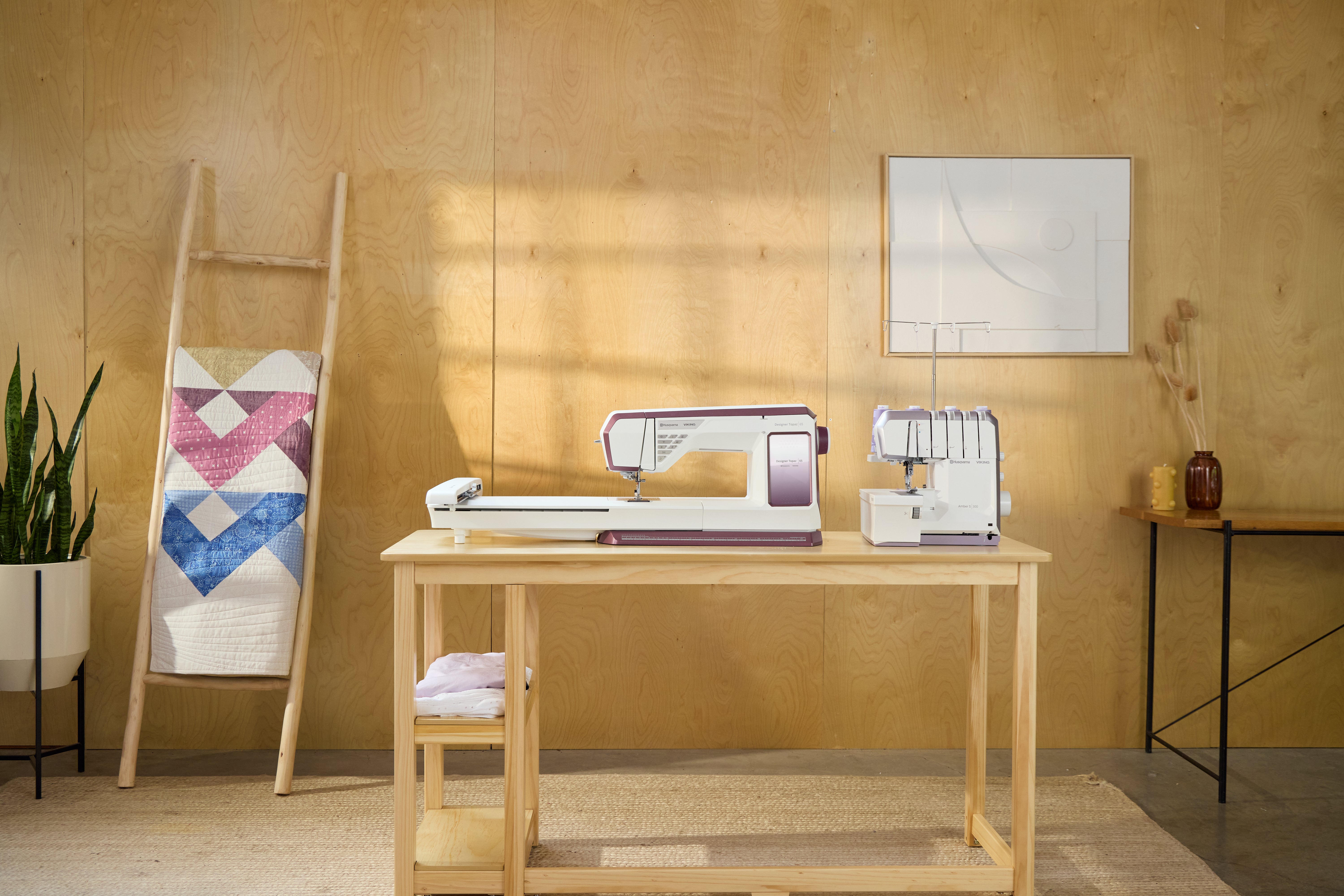 Husqvarna Viking Amber S|300 OverLock Serger Machine