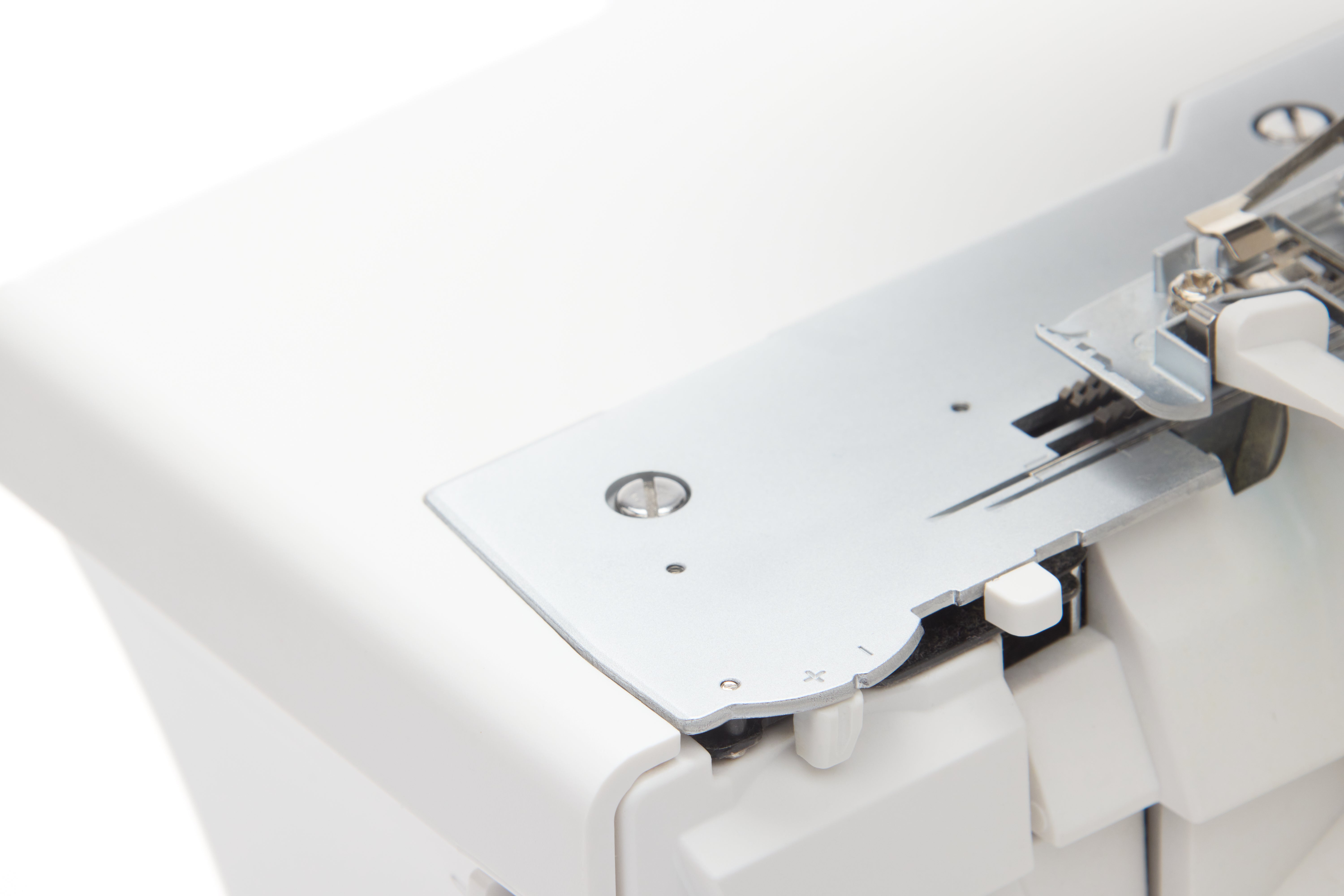 Husqvarna Viking Amber S|300 OverLock Serger Machine Precise Thread Control