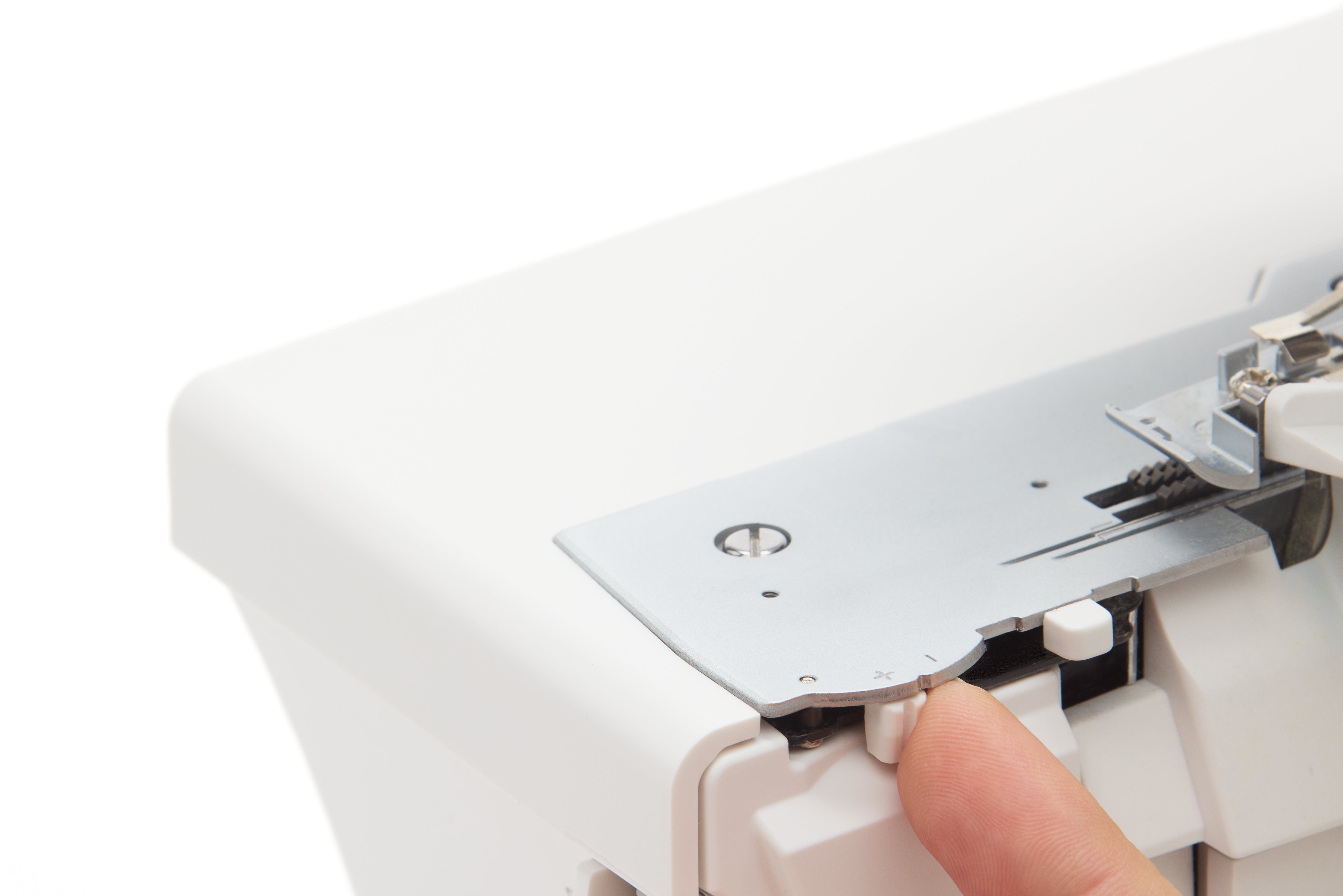 Husqvarna Viking Amber S|300 OverLock Serger Machine Precise Thread Control