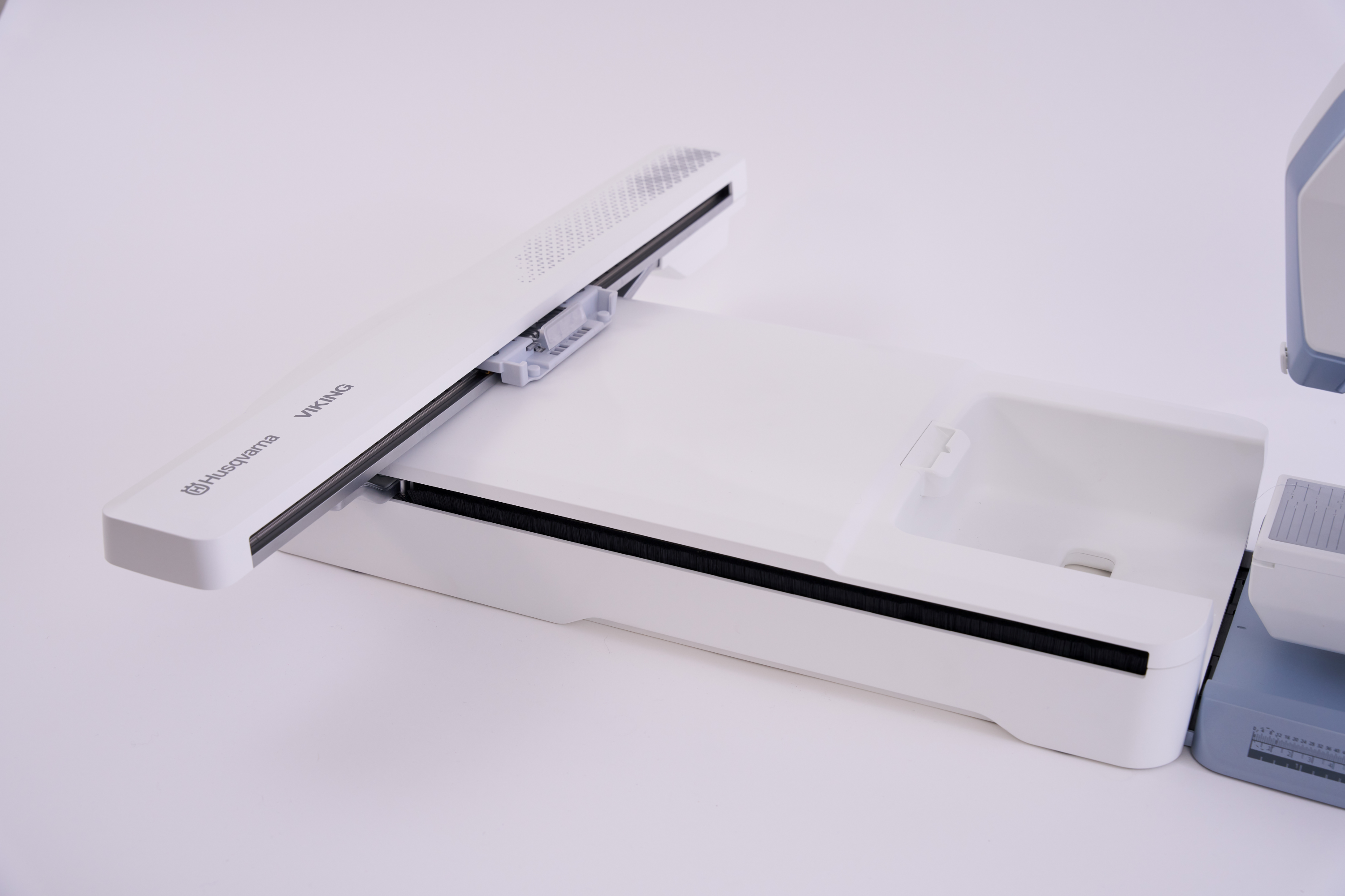 Husqvarna Viking Designer Epic 3 Nordic Frost Sewing and Embroidery Machine Embroidery Unit