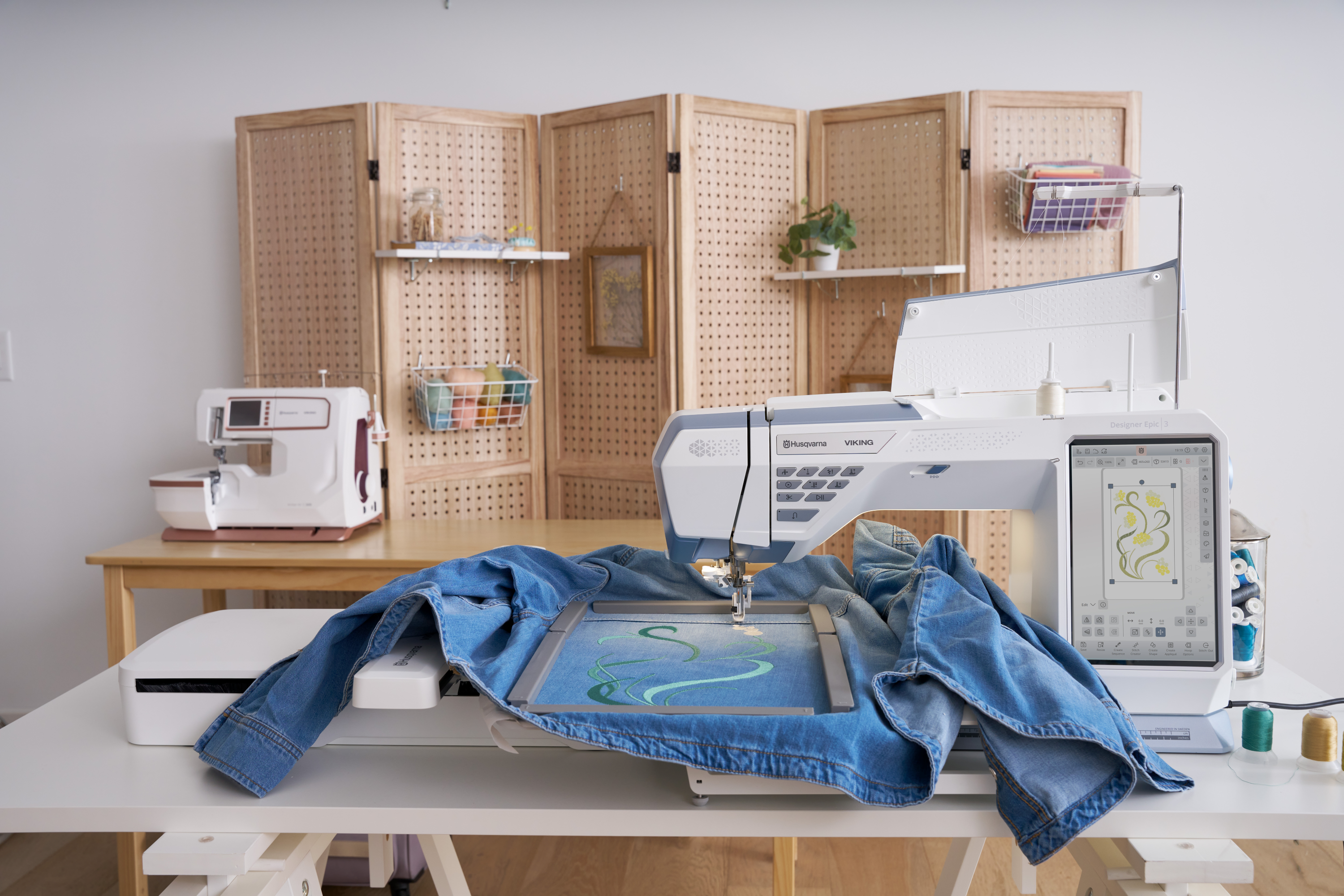 Husqvarna Viking Designer Epic 3 Nordic Frost Sewing and Embroidery Machine Large Magnetic Embroidery Hoop with Serger