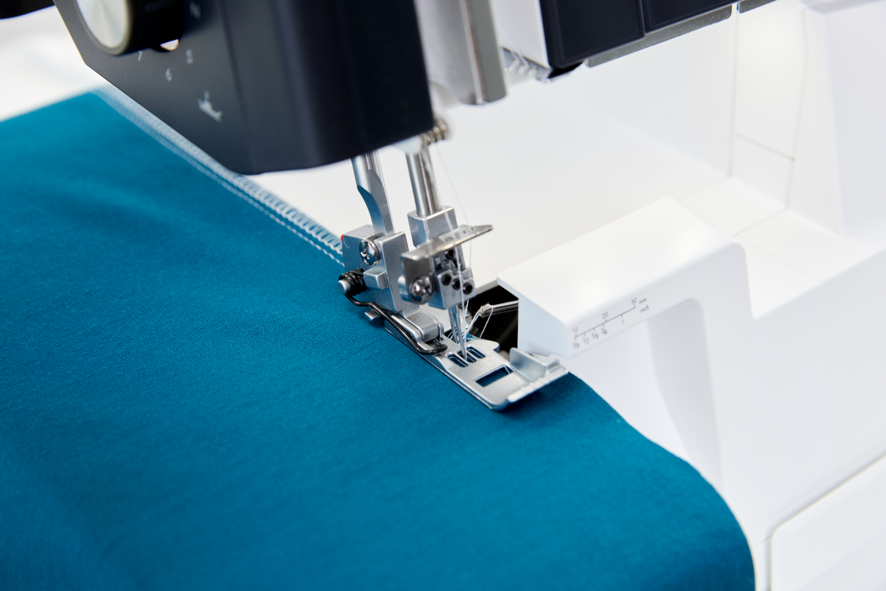 PFAFF admire air 6000 Air Threader CoverLock Serger Machine with Holiday Gift Package