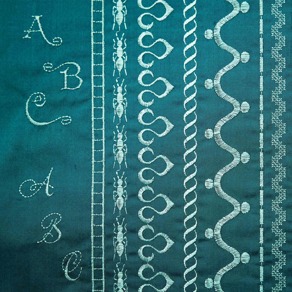 PFAFF creative expression 750 Sewing and Embroidery Machine with Holiday Gift Package